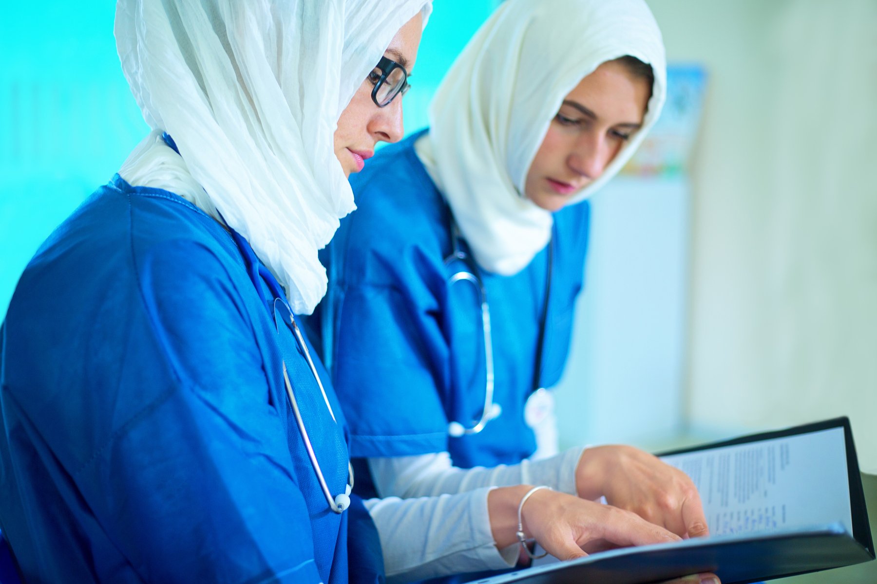 Катар медицина. Хиджаб в медицинском вузе. Хиджаб и медицина. Медицина в ОАЭ. Мусульманский врач.